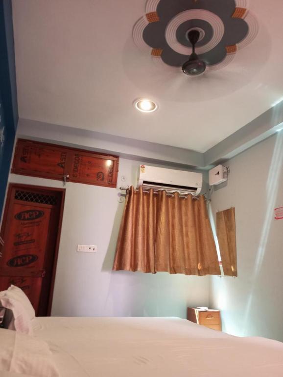 Postel nebo postele na pokoji v ubytování Shiv Niketan Guest House 200mtr from Shri Ram mandir