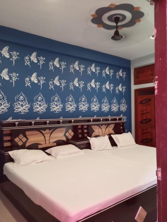 Postel nebo postele na pokoji v ubytování Shiv Niketan Guest House 200mtr from Shri Ram mandir
