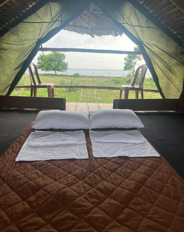 Postel nebo postele na pokoji v ubytování Delft Jungle Beachfront Villa