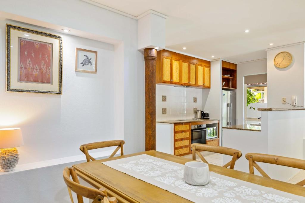 Kuchyň nebo kuchyňský kout v ubytování Surya Beachfront Villa