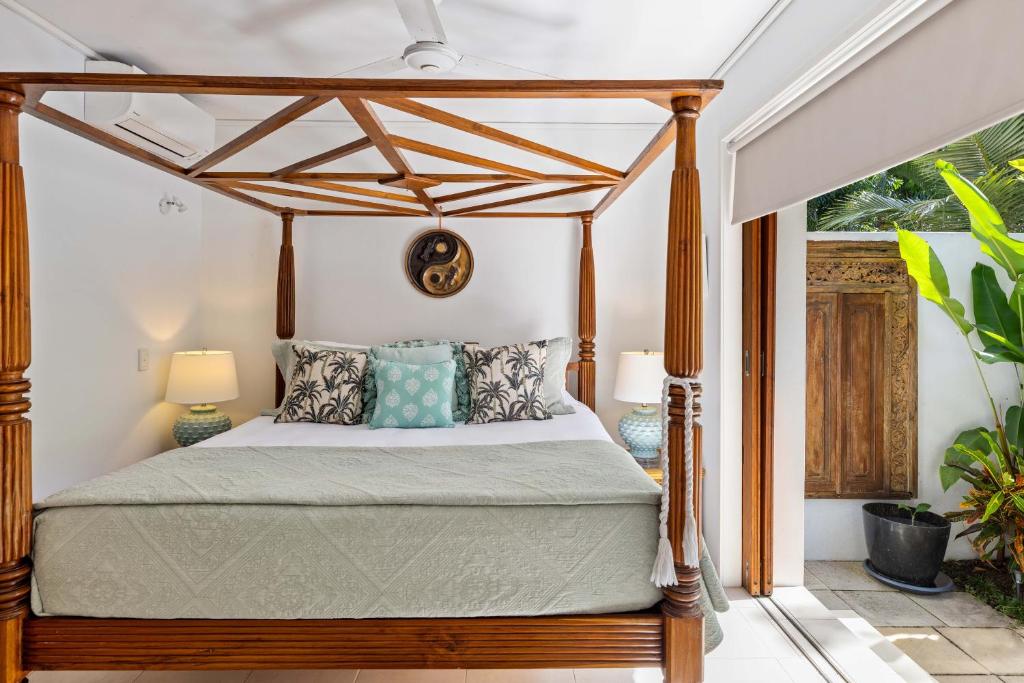 Postel nebo postele na pokoji v ubytování Surya Beachfront Villa