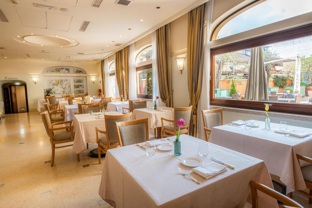 Reštaurácia alebo iné gastronomické zariadenie v ubytovaní Hotel Cala Del Porto