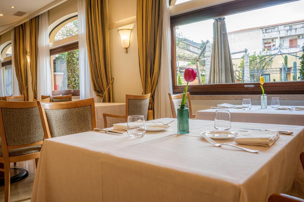 Reštaurácia alebo iné gastronomické zariadenie v ubytovaní Hotel Cala Del Porto