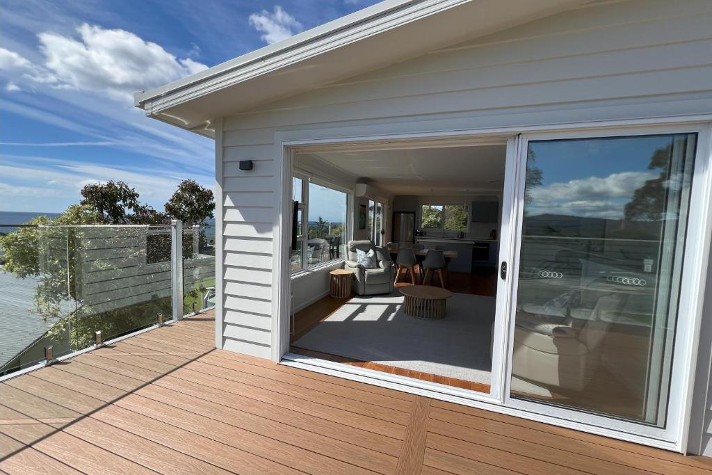 Balkón nebo terasa v ubytování TOP DECK - Panoramic water views of the Bay of Fires