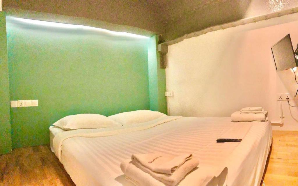 Postel nebo postele na pokoji v ubytování BaobaBed Lodge, Yangon