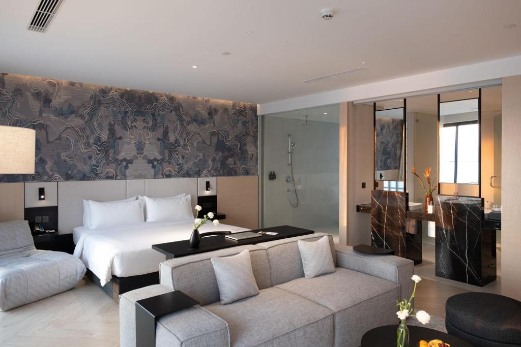 Suite có giường cỡ King với ban công