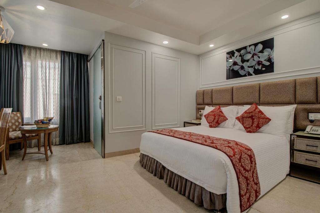 Postel nebo postele na pokoji v ubytování Iris Park Hotel New Delhi