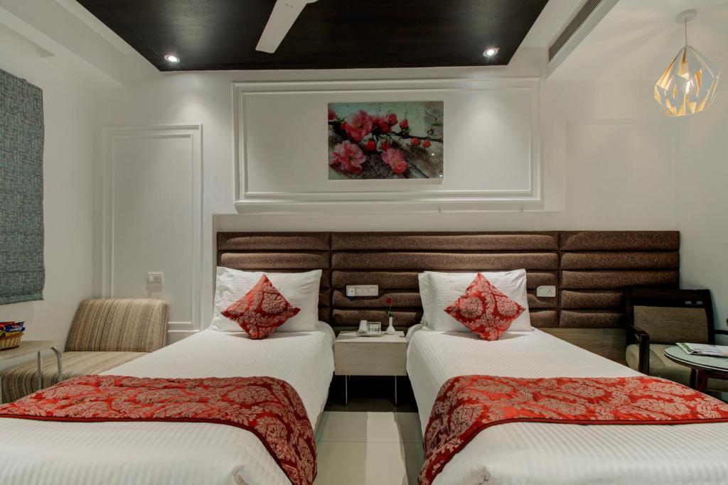 Postel nebo postele na pokoji v ubytování Iris Park Hotel New Delhi
