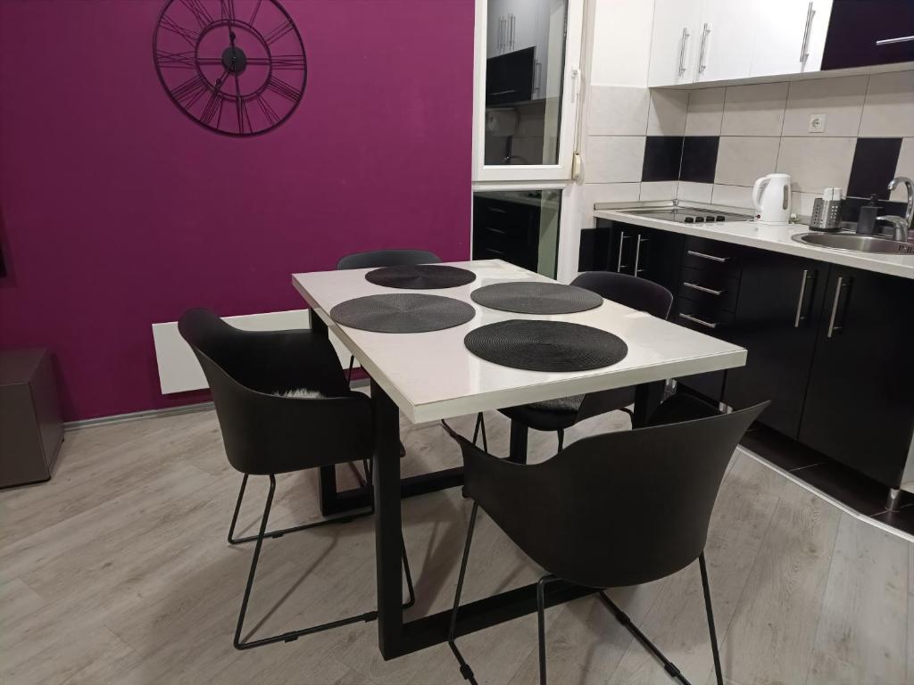 Kuchyň nebo kuchyňský kout v ubytování Apartment Triangle