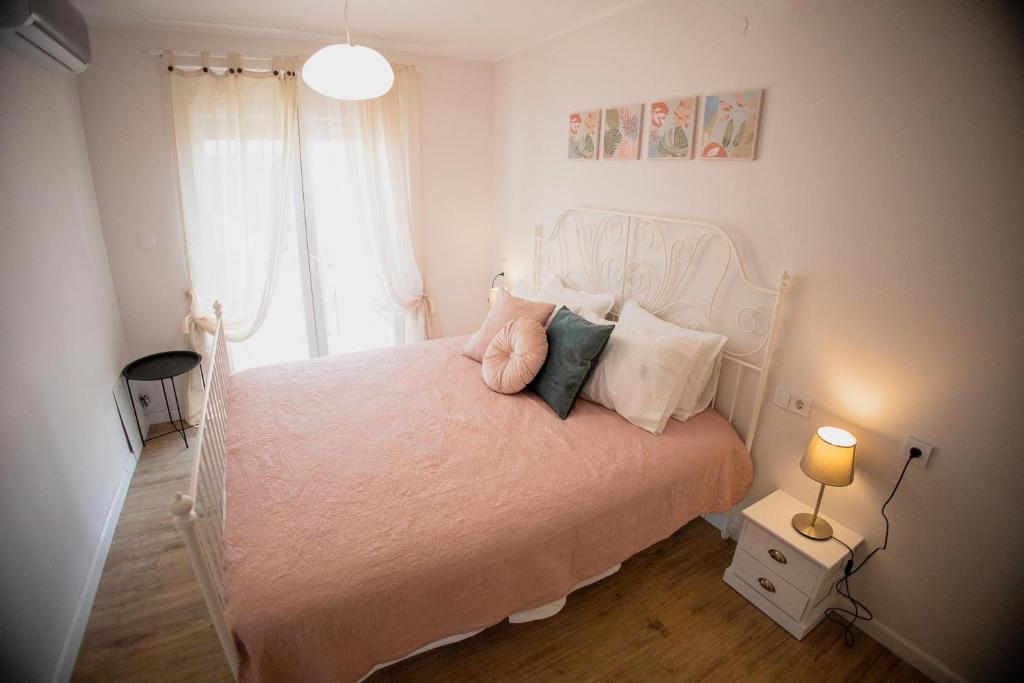 Postel nebo postele na pokoji v ubytování Valentini's Uptown Flat
