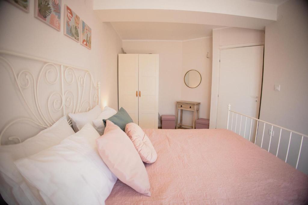 Postel nebo postele na pokoji v ubytování Valentini's Uptown Flat