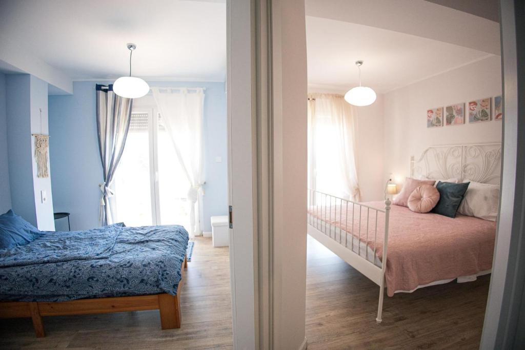 Postel nebo postele na pokoji v ubytování Valentini's Uptown Flat