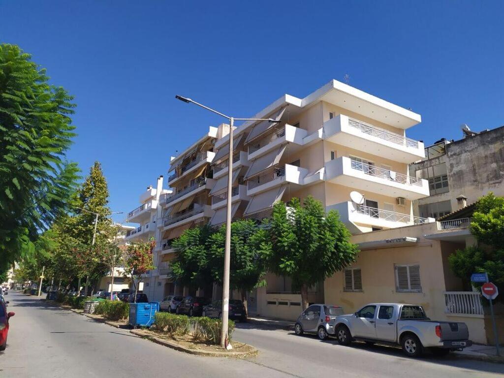 un grande condominio sul lato di una strada di FIL27 Comfortable holiday residence a Kalamáta