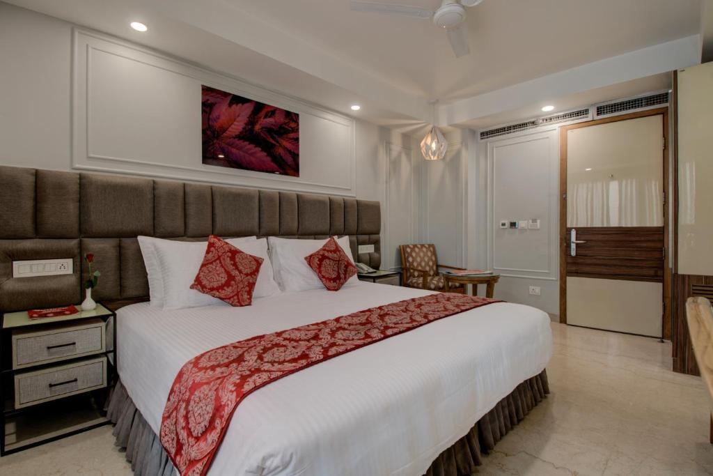 Postel nebo postele na pokoji v ubytování Iris Park Hotel New Delhi