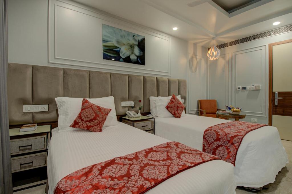 Postel nebo postele na pokoji v ubytování Iris Park Hotel New Delhi