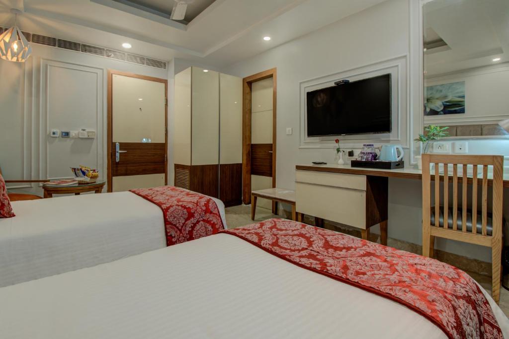 Postel nebo postele na pokoji v ubytování Iris Park Hotel New Delhi