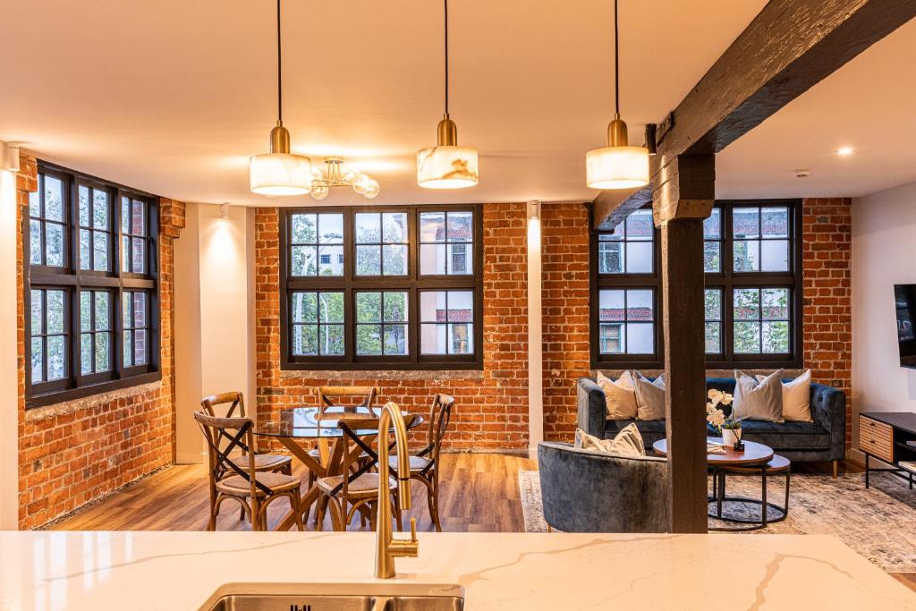 Johnston Apartments - Award-winning building, Your unforgettable stay - Resim 1