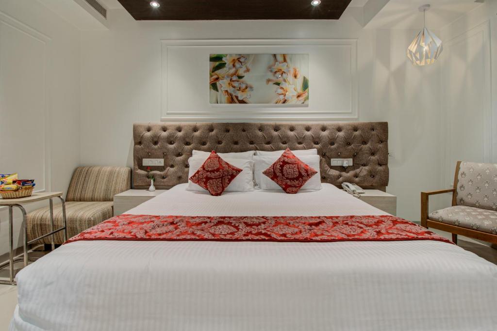Postel nebo postele na pokoji v ubytování Iris Park Hotel New Delhi