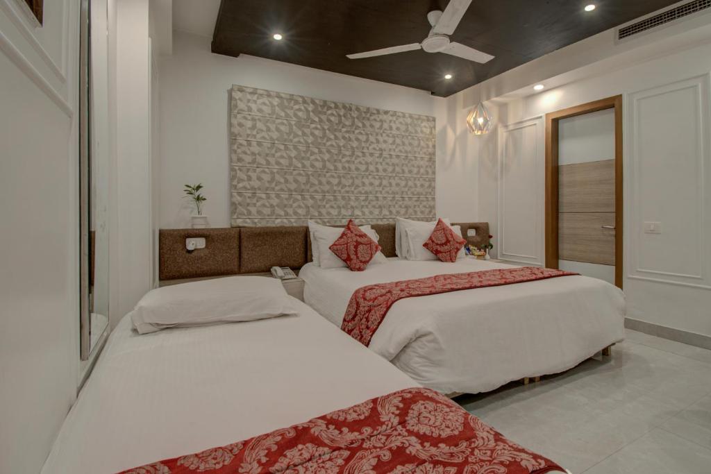 Postel nebo postele na pokoji v ubytování Iris Park Hotel New Delhi