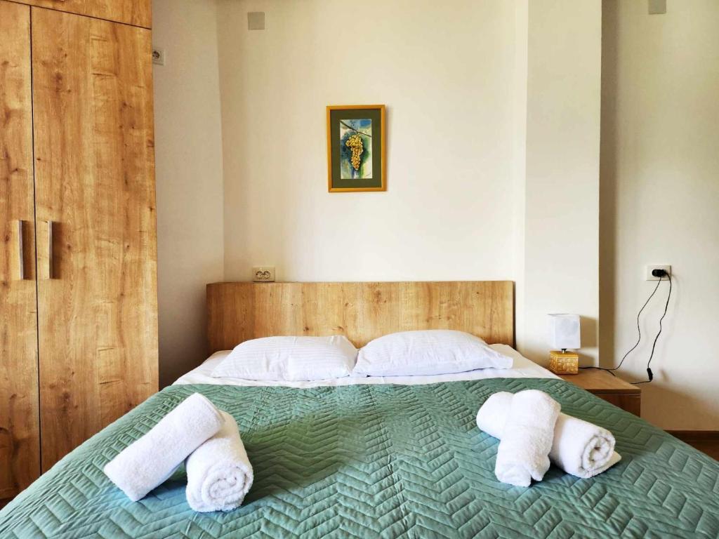 Postel nebo postele na pokoji v ubytování Lomtadze Family Wine Hotel