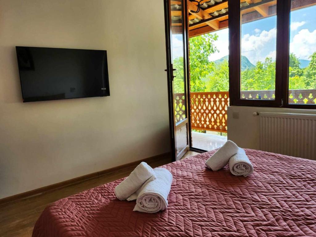 Postel nebo postele na pokoji v ubytování Lomtadze Family Wine Hotel
