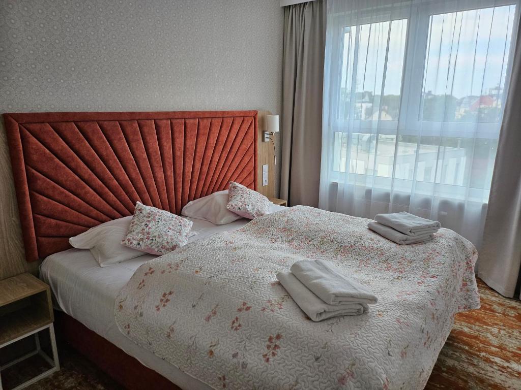 a bedroom with a bed with two towels on it at Ferienwohnung Ostseekult in Międzyzdroje