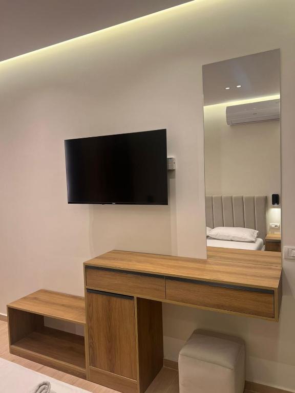 TV a/nebo společenská místnost v ubytování Emily’s Hotel