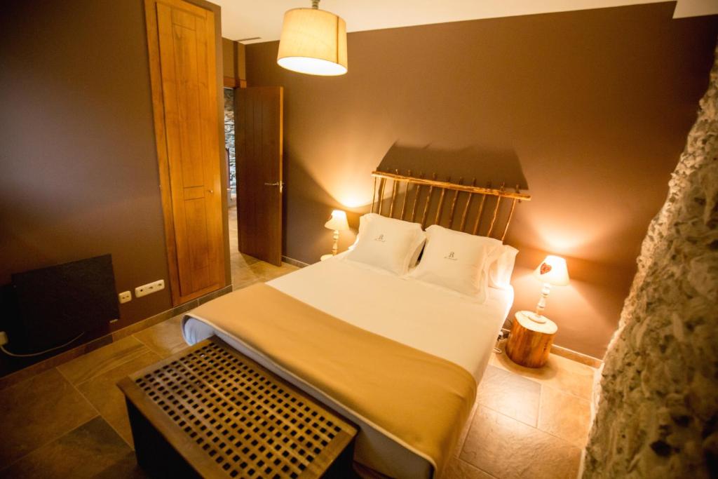 Postel nebo postele na pokoji v ubytování R de Rural - Casa Rural de les Arnes