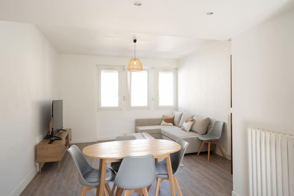un salon avec une table et un canapé dans l'établissement Appartement T3 avec jardin, à Lanester