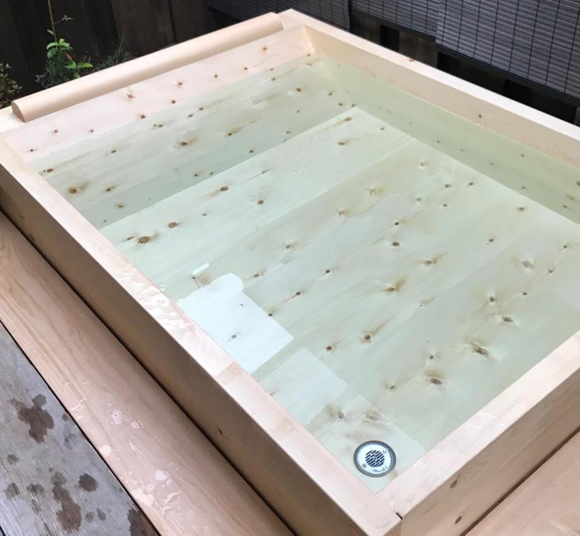 una scatola di legno su un tavolo con insetti di Ryokan Miyoshi a Nagoya