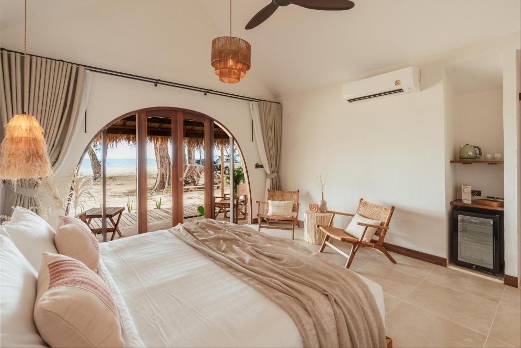 Postel nebo postele na pokoji v ubytování Sol Beach Koh Chang