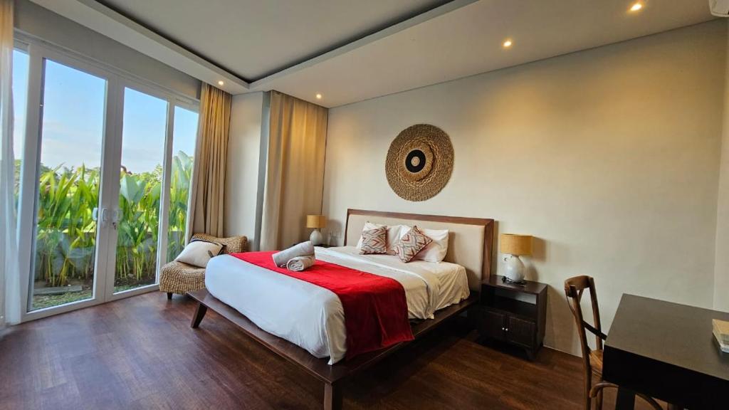une chambre avec un lit et une grande fenêtre dans l'établissement Araya Luxe Villa, à Munggu