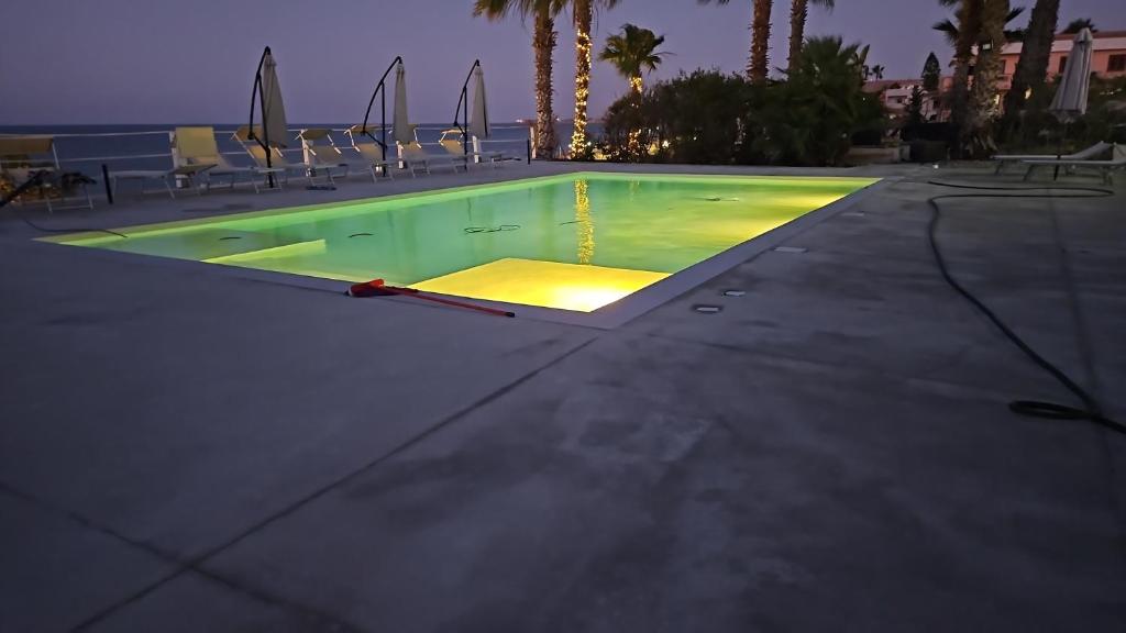 una piscina con un líquido verde. en Pescasubacquea, en Crotone