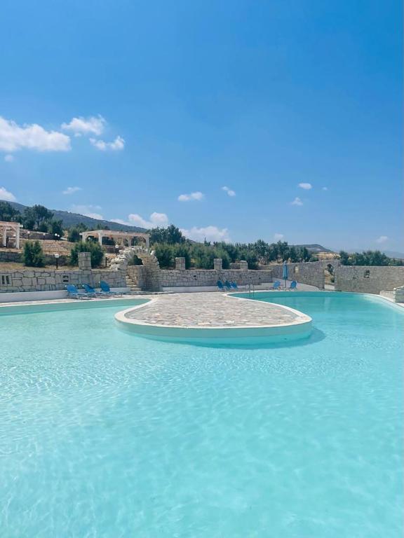 Bazén v ubytování Lassion Hotel nebo v jeho okolí
