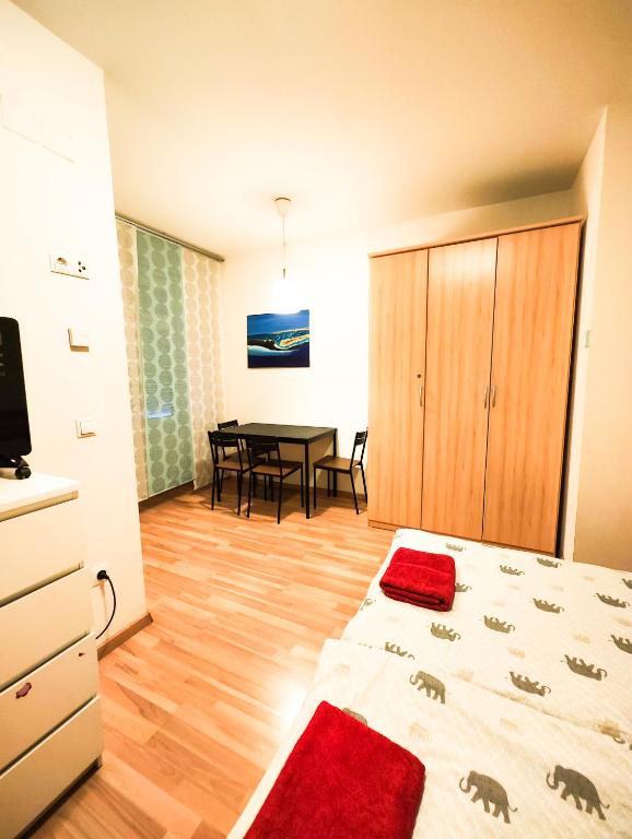 Un televizor și/sau centru de divertisment la Youth Hostel Service Vienna