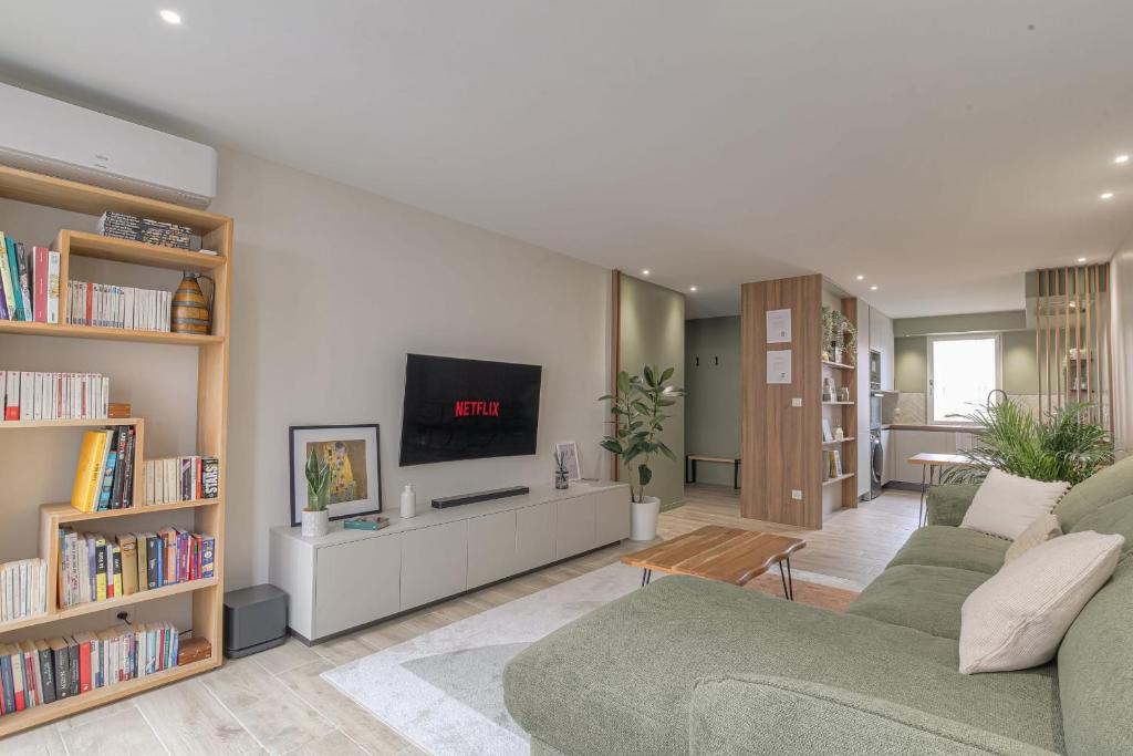 ein Wohnzimmer mit zwei Sofas und einem Fernseher in der Unterkunft Luxe et Design avec parking gratuit in Lyon