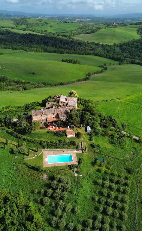 AlleronaCountry House La Collina di Bargiano - Casa Raffaella的绿色田野中房屋的空中景观