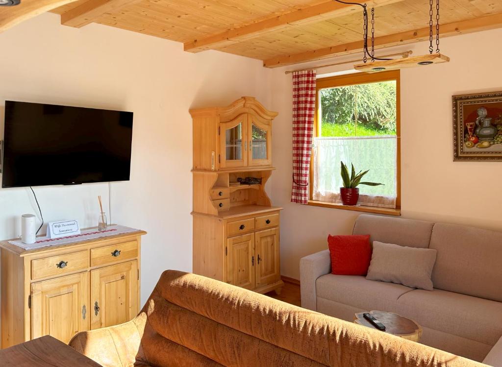 TV a/nebo společenská místnost v ubytování SKI-TO-DOOR Sonnwiese