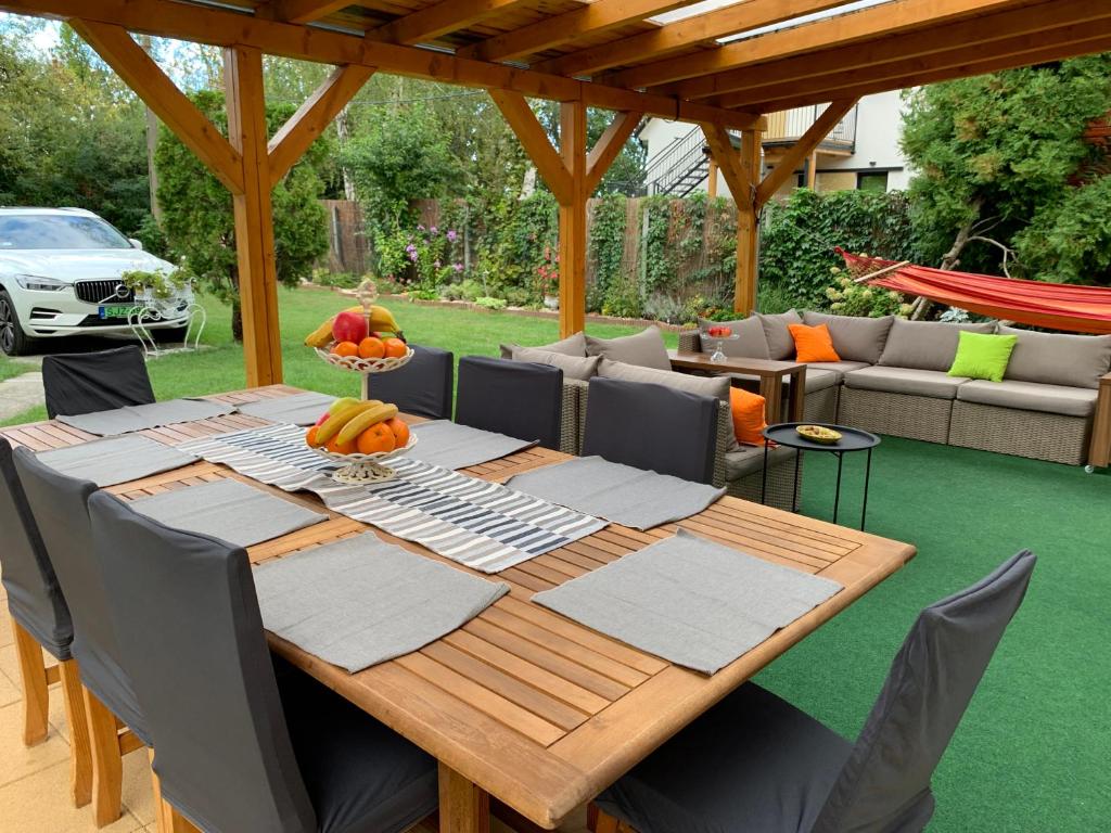 Posezení v ubytování Szárszó Apartment with 3 rooms and PRIVATE BEACH, PRIVATE PARKING