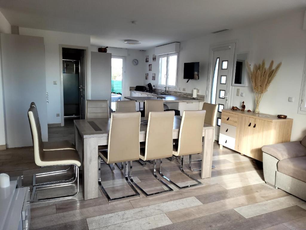 une cuisine et un salon avec une table et des chaises dans l'établissement Charmante Maison GIBISA, au Muy