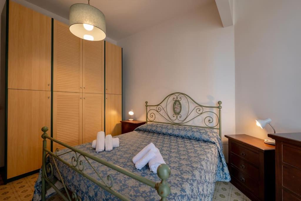 a bedroom with a bed with towels on it at Casa Vista Mare e Parcheggio in Marotta