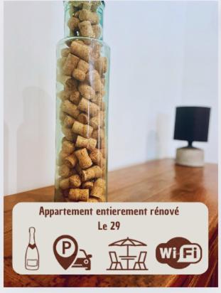 un pot de cacahuètes sur une table avec un panneau dans l'établissement le 29 - Appartement au coeur du vignoble champenois, à Damery