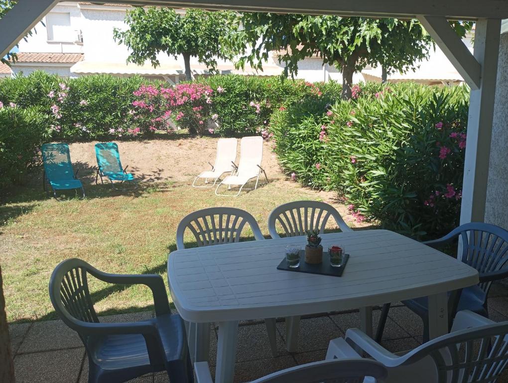 Vonkajšia záhrada v ubytovaní Villa climatisée A Nuciola Prunete Entre mer, montagne et piscine