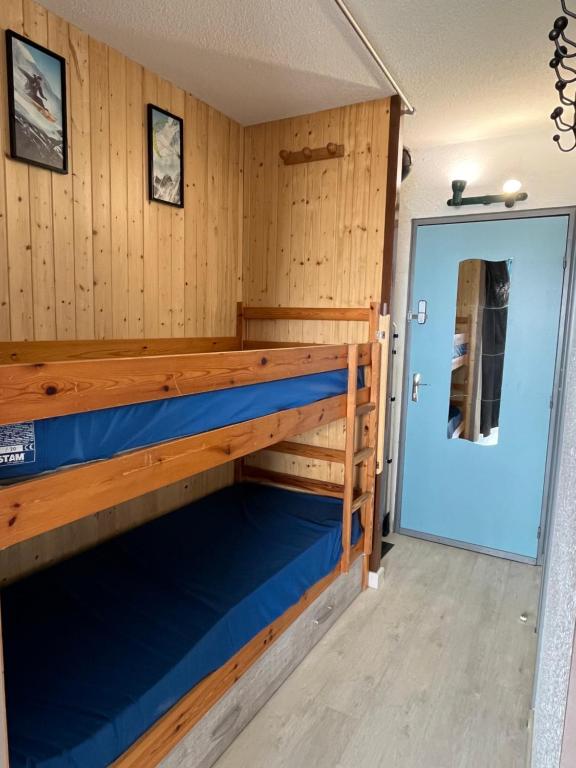 Palanda nebo palandy na pokoji v ubytování Ski Piau Engaly, plein sud avec vue sur les pistes à 50 m, cœur de station
