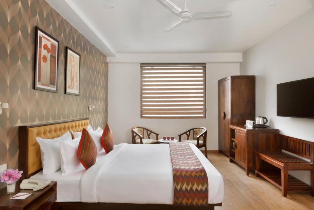 斋浦尔Click Hotel Jaipur, Raja Park的配有床和电视的酒店房间