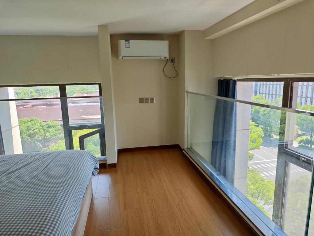 Postel nebo postele na pokoji v ubytování iNestin Shanghai Apt Waigaoqiao