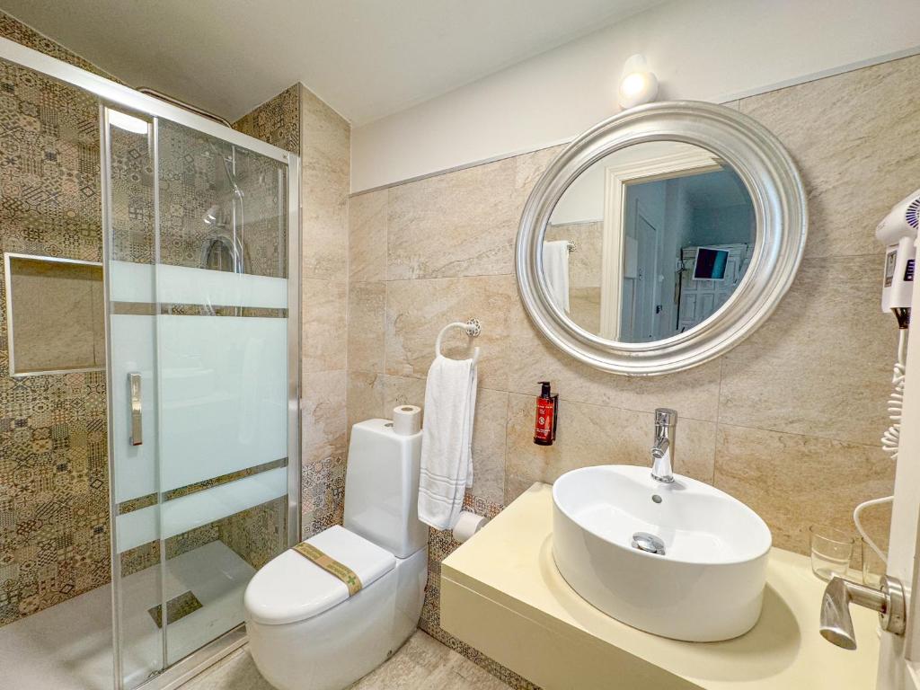 Koupelna v ubytování Akla Suites con Jacuzzi Santillana