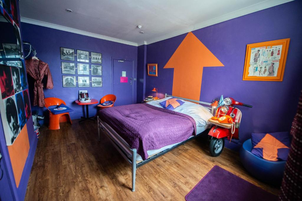 
Double Room - Modrophenia
