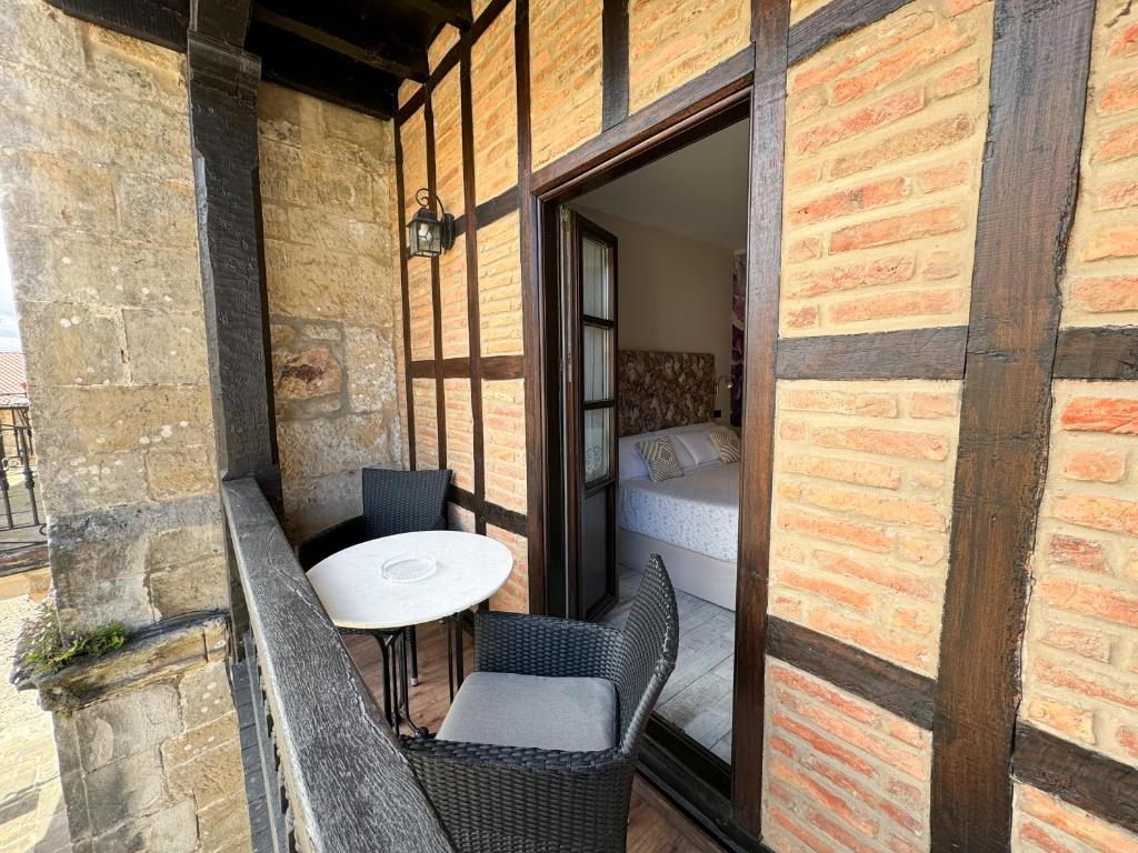 Postel nebo postele na pokoji v ubytování Akla Suites con Jacuzzi Santillana