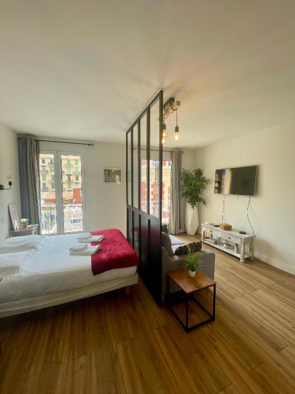 Posteľ alebo postele v izbe v ubytovaní Le Verlaine, studio en centre ville à deux minutes des plages